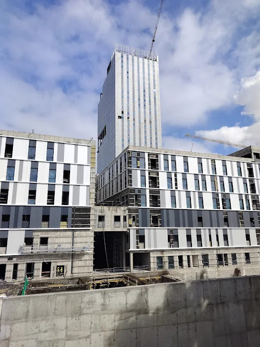 Bâtiment tertiaire en fin de chantier