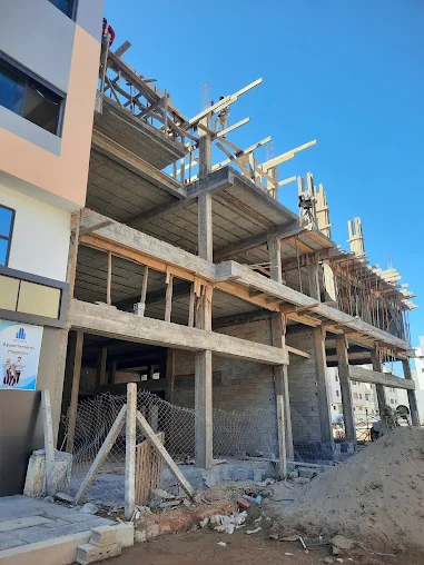 Immeuble en construction sous étaiement