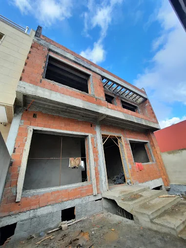Maison en briques en cours d’élévation