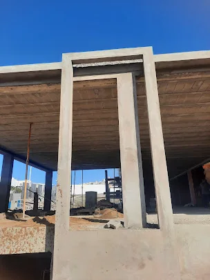 Portique en béton armé décoffré