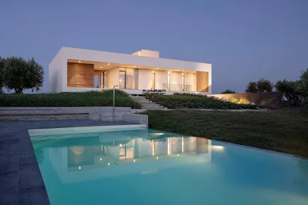 Villa avec piscine au crépuscule